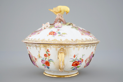 Un bol et son couvercle sur pr&eacute;sentoir en porcelaine de Meissen, 18&egrave;me