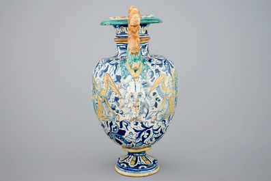 Un vase au deux anses en majolique d'Anvers au d&eacute;cor a foglie, 16&egrave;me