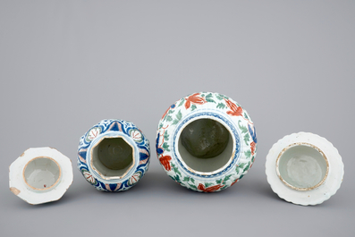 Un paire de vases en fa&iuml;ence de Delft de palette cachemire, 17/18&egrave;me