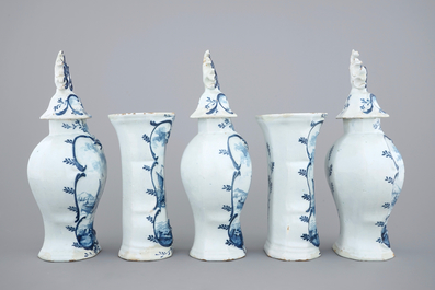 Une garniture de 5 vases en fa&iuml;ence de Delft bleu et blanc, 18&egrave;me