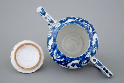 Een theepot in blauw-wit aardewerk, Rouen, Frankrijk, 18e eeuw