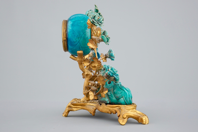 Une petite pendule de style Louis XV en porcelaine de Samon et bronze dor&eacute;, 19&egrave;me