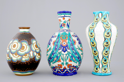 Un lot de trois vases, un en style Iznik, de Charles Catteau pour Boch K&eacute;ramis, 1&egrave;re moiti&eacute; du 20&egrave;me