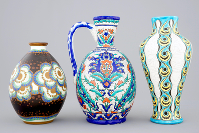 Un lot de trois vases, un en style Iznik, de Charles Catteau pour Boch K&eacute;ramis, 1&egrave;re moiti&eacute; du 20&egrave;me