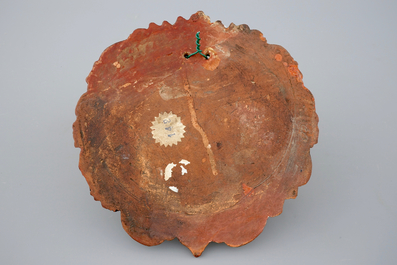 Een wijwatervat in slibversierd aardewerk, gedateerd 1732, wellicht Zuid-Europa
