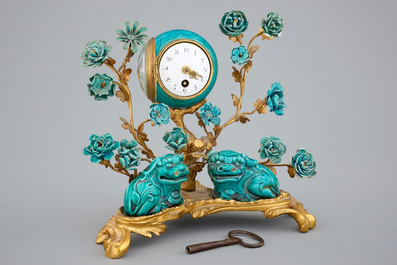 Une petite pendule de style Louis XV en porcelaine de Samon et bronze dor&eacute;, 19&egrave;me