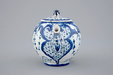Een theepot in blauw-wit aardewerk, Rouen, Frankrijk, 18e eeuw