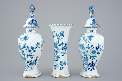 A fine 3-piece blue and white Dutch Delft chinoiserie garniture, 18th C.