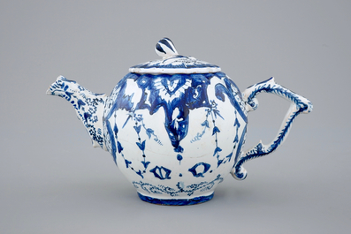Een theepot in blauw-wit aardewerk, Rouen, Frankrijk, 18e eeuw
