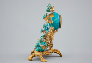 Une petite pendule de style Louis XV en porcelaine de Samon et bronze dor&eacute;, 19&egrave;me