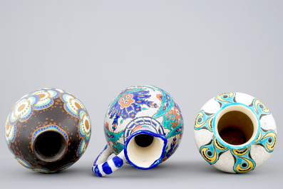 Un lot de trois vases, un en style Iznik, de Charles Catteau pour Boch K&eacute;ramis, 1&egrave;re moiti&eacute; du 20&egrave;me