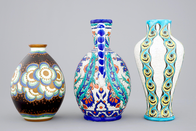 Un lot de trois vases, un en style Iznik, de Charles Catteau pour Boch K&eacute;ramis, 1&egrave;re moiti&eacute; du 20&egrave;me