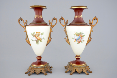 Une paire de vases en porcelaine de Bruxelles, dans le style de S&egrave;vres, 19&egrave;me