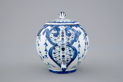 Een theepot in blauw-wit aardewerk, Rouen, Frankrijk, 18e eeuw