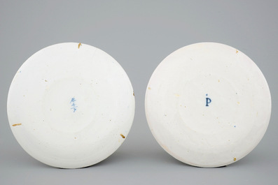 Twee blauw-witte Delftse tekstborden voor de Franse markt, 18e eeuw