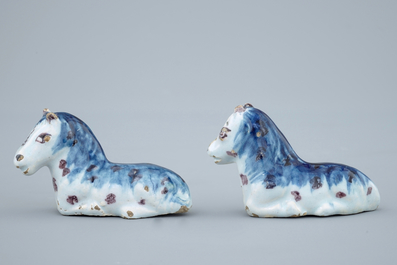 Une paire de chevaux miniatures en fa&iuml;ence de Delft polychrome, 18&egrave;me