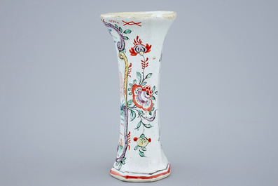 Un petit vase en fa&iuml;ence de Delft au d&eacute;cor petit feu, 18&egrave;me