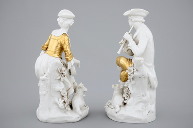 Une paire de musiciens en porcelaine de Capodimonte en blanc et dor&eacute;, 19&egrave;me