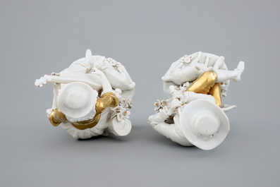 Une paire de musiciens en porcelaine de Capodimonte en blanc et dor&eacute;, 19&egrave;me