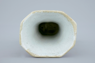 Een klein vaasje in petit feu Delfts aardewerk, 18e eeuw