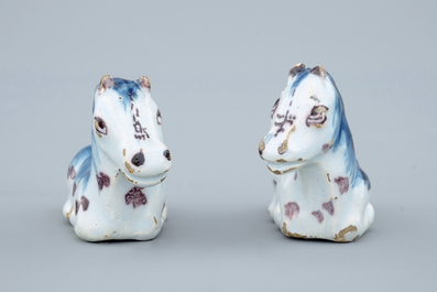 Une paire de chevaux miniatures en fa&iuml;ence de Delft polychrome, 18&egrave;me