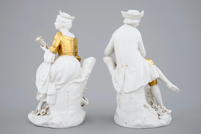 Une paire de musiciens en porcelaine de Capodimonte en blanc et dor&eacute;, 19&egrave;me