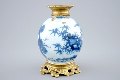 Un vase en Delft bleu et blanc mont&eacute; en bronze, 17&egrave;me