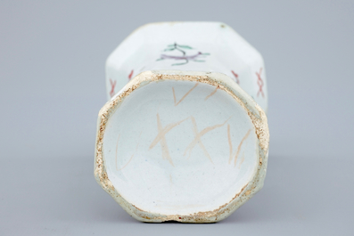 Een klein vaasje in petit feu Delfts aardewerk, 18e eeuw