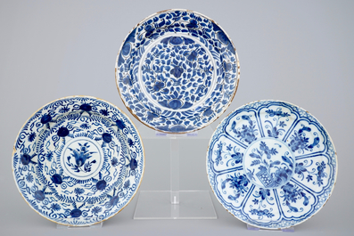 A set of 5 Dutch Delft blue and white plates, 18th C.