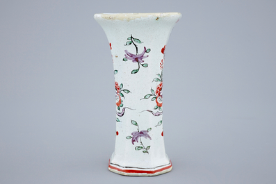 Een klein vaasje in petit feu Delfts aardewerk, 18e eeuw