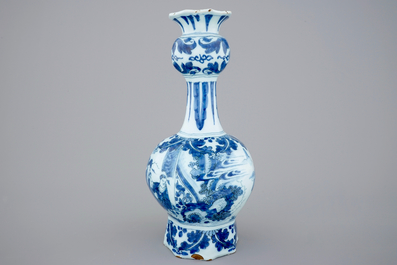 Un vase fa&iuml;ence de Delft bleu et blanc au d&eacute;cor de chinoiserie, 17e