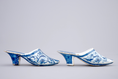 Une paire de chaussures en fa&iuml;ence de Delft bleu et blanc, 18&egrave;me