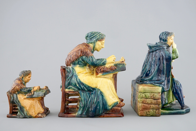 Twee kantkloststers en een marktvrouwtje in Vlaams aardewerk,  begin 20e eeuw