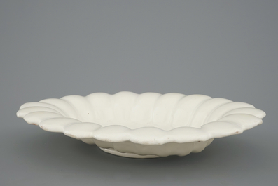 Un plat ovale godronn&eacute; en blanc de Delft, 17&egrave;me