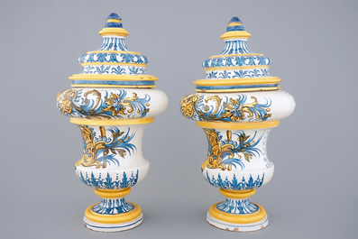 Une paire de vases dat&eacute;s et inscrits en majolique de Naples, dat&eacute;s 1724