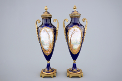 Een paar gesigneerde en gemerkte S&egrave;vres porseleinen vazen met bronsmontuur, 19e eeuw