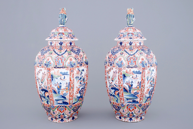 Un grande paire de vases en fa&iuml;ence de Delft de palette cachemire, 19&egrave;me