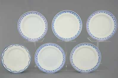 Een lot van 17 blauw-witte borden in Doorniks porselein, 18/19e eeuw