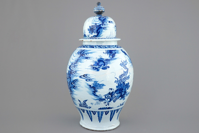 Un tr&egrave;s grand vase au d&eacute;cor de chinoiserie en fa&iuml;ence de Nevers, 17&egrave;me