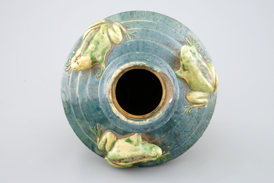 Un vase en poterie flamande au d&eacute;cor de grenouilles, sign&eacute; MP pour Maes, Torhout, 20&egrave;me