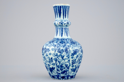 Un vase en Delft bleu et blanc au putti volants, 18&egrave;me