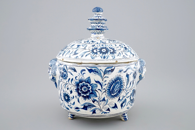 Un bol bleu et blanc au d&eacute;cor florale en fa&iuml;ence de Harlingen, la Frise, 18&egrave;me