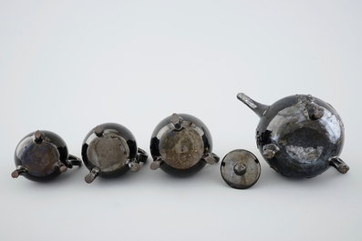 Een lot zwart geglazuurde kannetjes in aardewerk uit Namen, 18e eeuw