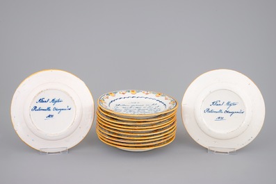 Un ensemble complet de 12 assiettes de marriage, en fa&iuml;ence de Delft polychrome, dat&eacute; 1831