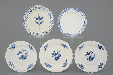 Een lot van 17 blauw-witte borden in Doorniks porselein, 18/19e eeuw