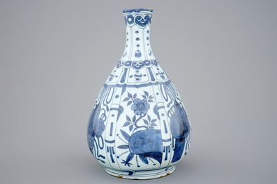 Un vase de forme bouteille en fa&iuml;ence de Delft au d&eacute;cor de chinoiserie, 17&egrave;me