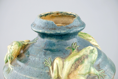 Un vase en poterie flamande au d&eacute;cor de grenouilles, sign&eacute; MP pour Maes, Torhout, 20&egrave;me