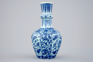 Un vase en Delft bleu et blanc au putti volants, 18&egrave;me