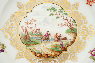 Une paire d'assiettes en porcelaine dor&eacute;e de Meissen, vers 1880