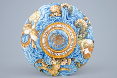 Een medaillon in Italiaanse majolica met &quot;Istoriato&quot; decor, Urbino, ca. 1560